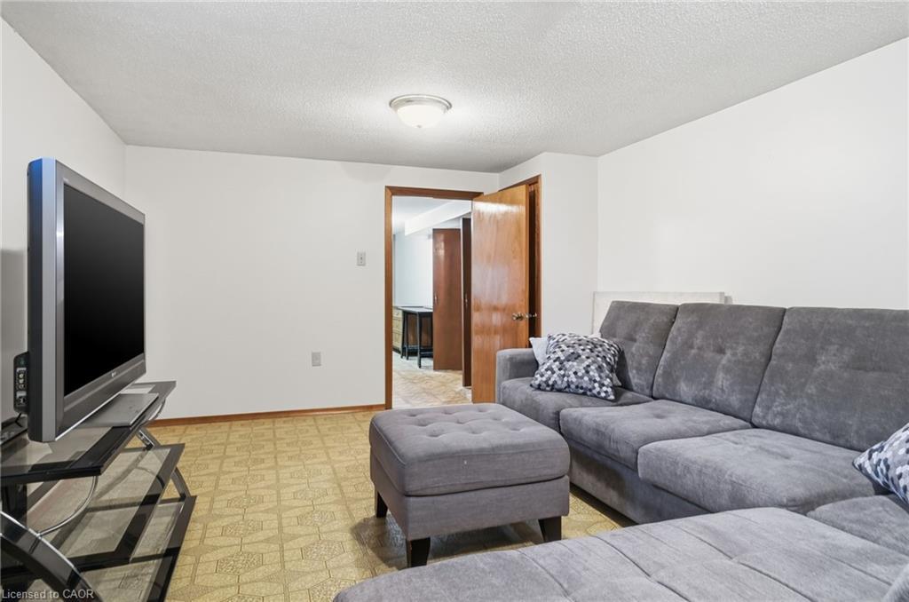 131 Nash Road N, Hamilton, ON - Indoor Photo Showing Living Room