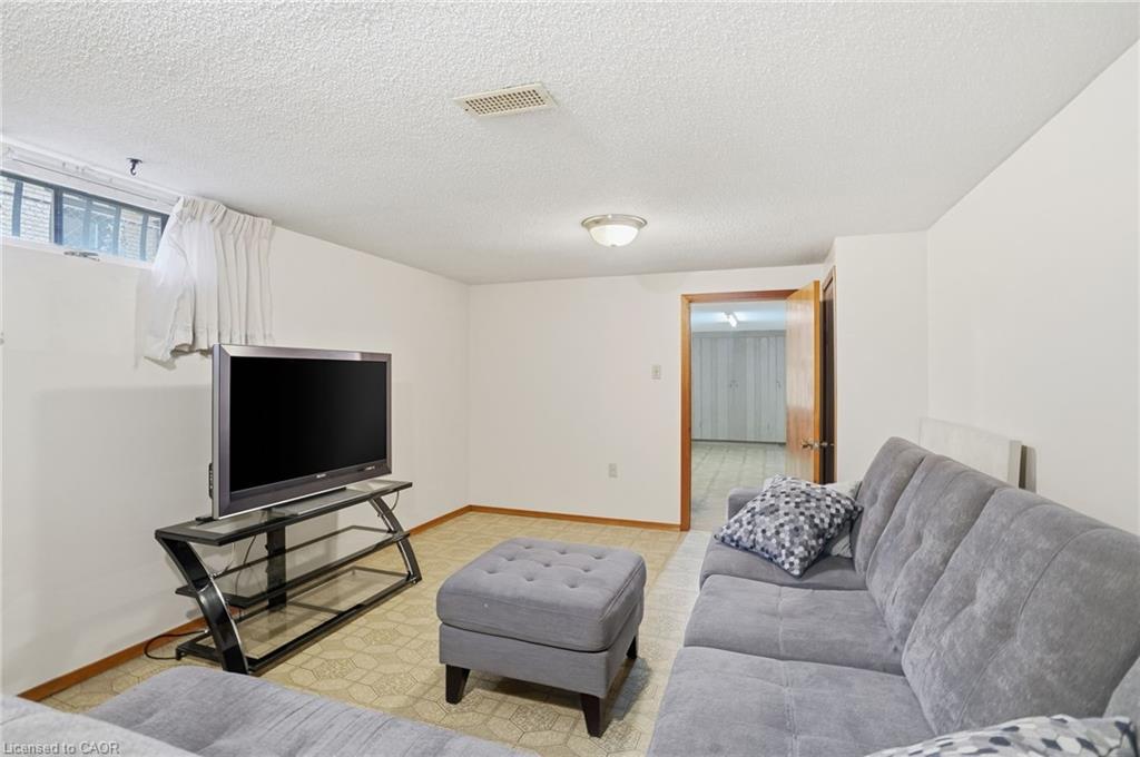 131 Nash Road N, Hamilton, ON - Indoor Photo Showing Living Room