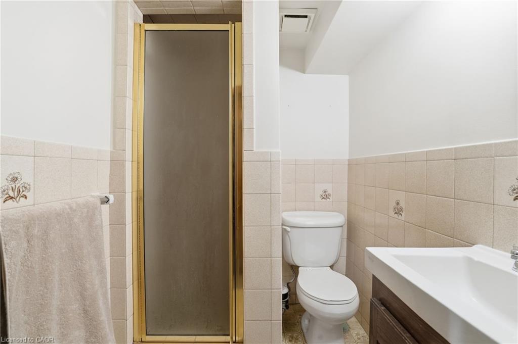 131 Nash Road N, Hamilton, ON - Indoor Photo Showing Bathroom