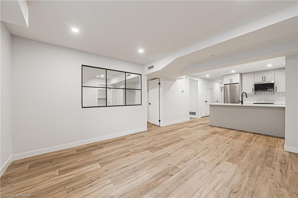 105-555 Sanatorium Road, Hamilton, ON - Indoor Photo Showing Kitchen