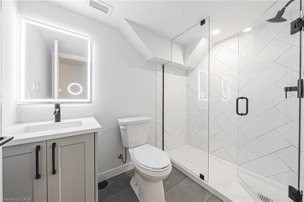 105-555 Sanatorium Road, Hamilton, ON - Indoor Photo Showing Bathroom