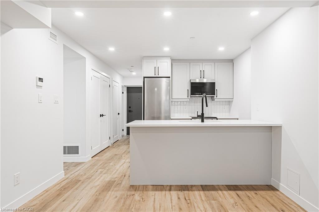 105-555 Sanatorium Road, Hamilton, ON - Indoor Photo Showing Kitchen