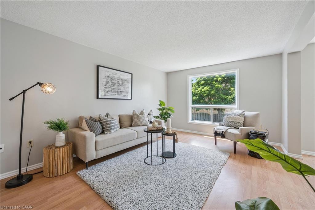 71 Moss Place, Guelph, ON - Indoor Photo Showing Living Room