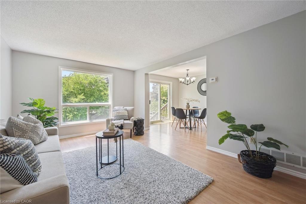 71 Moss Place, Guelph, ON - Indoor Photo Showing Living Room