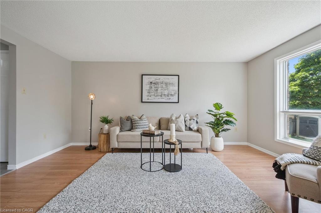 71 Moss Place, Guelph, ON - Indoor Photo Showing Living Room