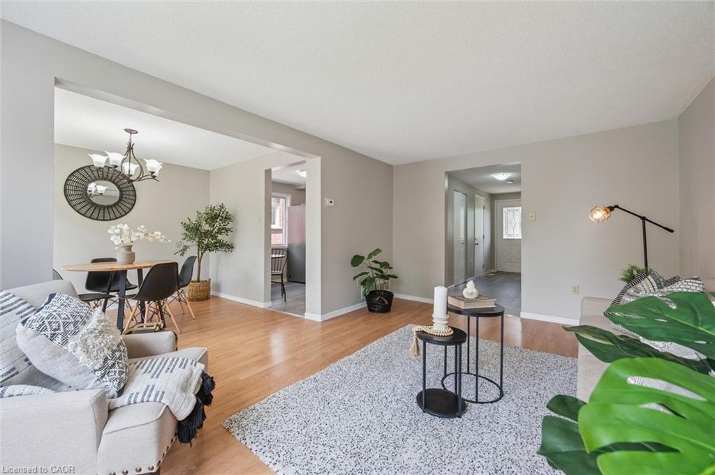 71 Moss Place, Guelph, ON - Indoor Photo Showing Living Room