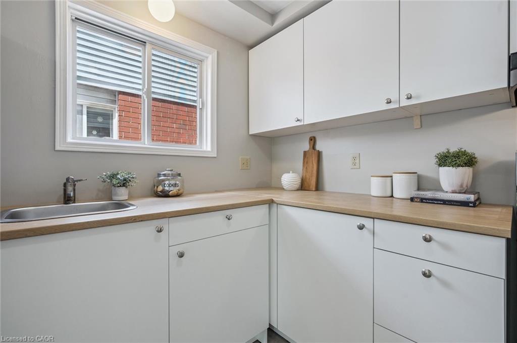 71 Moss Place, Guelph, ON - Indoor Photo Showing Kitchen