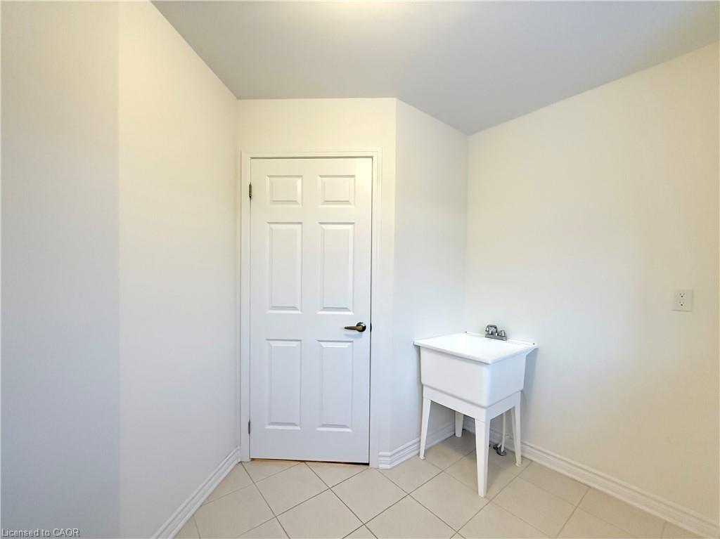 Main-382 Grovehill Crescent, Kitchener, ON - Indoor Photo Showing Other Room