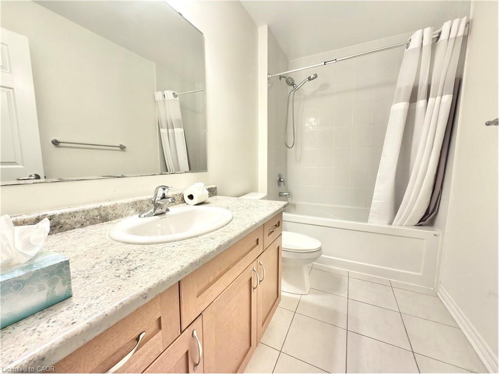 Main-382 Grovehill Crescent, Kitchener, ON - Indoor Photo Showing Bathroom