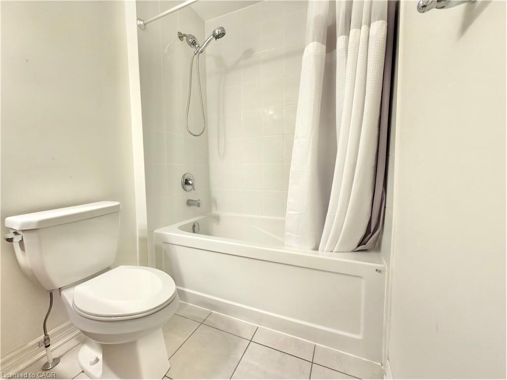 Main-382 Grovehill Crescent, Kitchener, ON - Indoor Photo Showing Bathroom