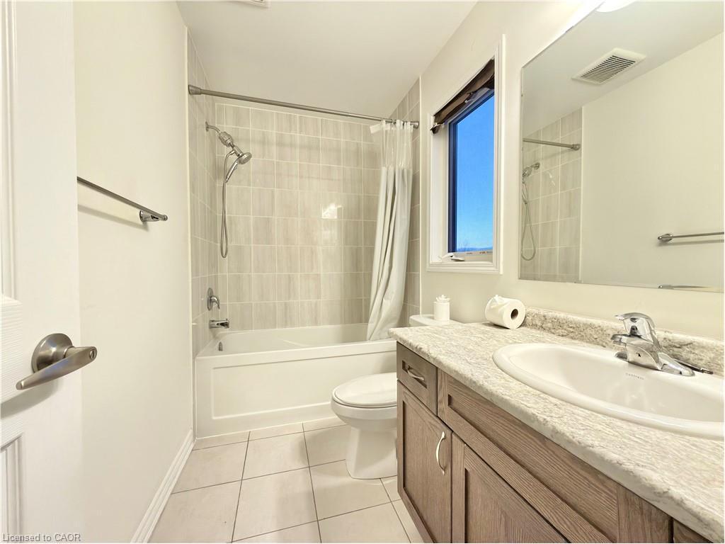 Main-382 Grovehill Crescent, Kitchener, ON - Indoor Photo Showing Bathroom