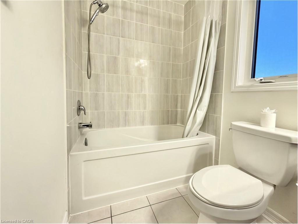 Main-382 Grovehill Crescent, Kitchener, ON - Indoor Photo Showing Bathroom