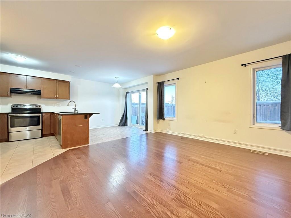 Main-382 Grovehill Crescent, Kitchener, ON - Indoor Photo Showing Kitchen