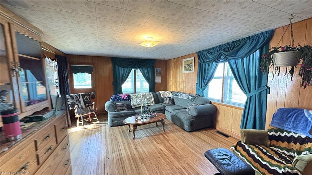 226 Norfolk County 28 Road, Langton, ON - Indoor Photo Showing Living Room