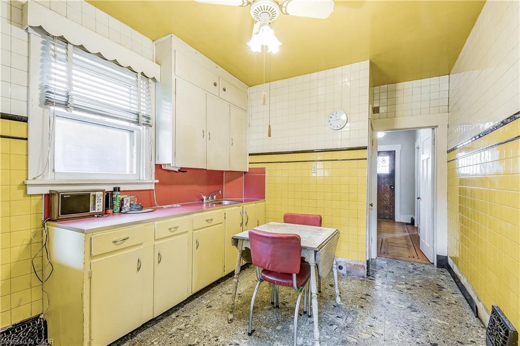 182 Balmoral Avenue S, Hamilton, ON - Indoor Photo Showing Kitchen