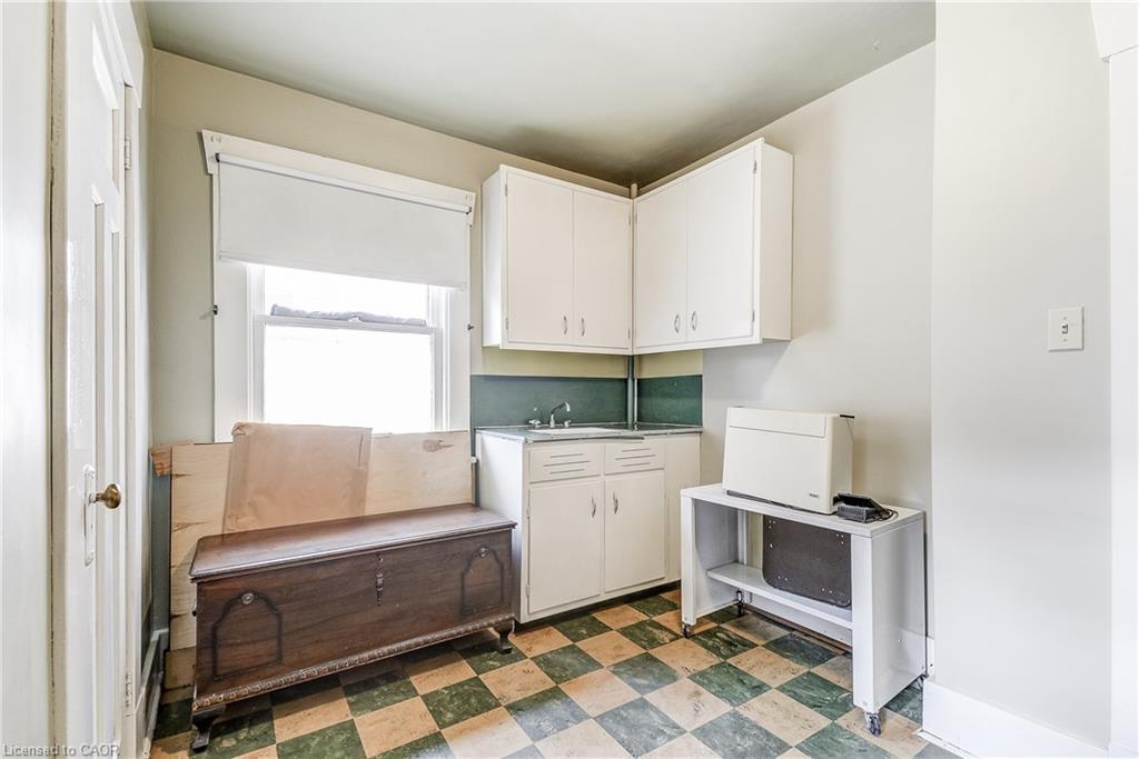 182 Balmoral Avenue S, Hamilton, ON - Indoor Photo Showing Kitchen