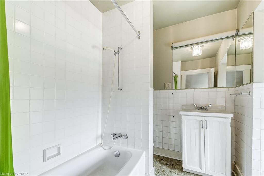 182 Balmoral Avenue S, Hamilton, ON - Indoor Photo Showing Bathroom