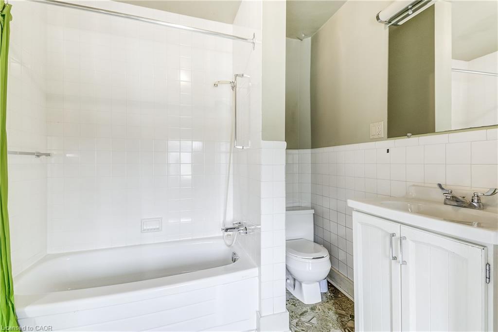 182 Balmoral Avenue S, Hamilton, ON - Indoor Photo Showing Bathroom