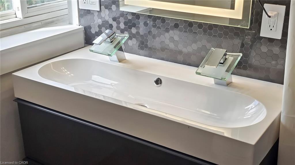 94 Mill Street, Uxbridge, ON - Indoor Photo Showing Bathroom