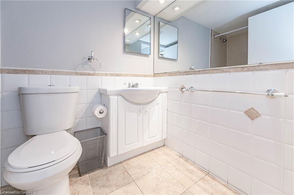 502-222 Jackson Street W, Hamilton, ON - Indoor Photo Showing Bathroom