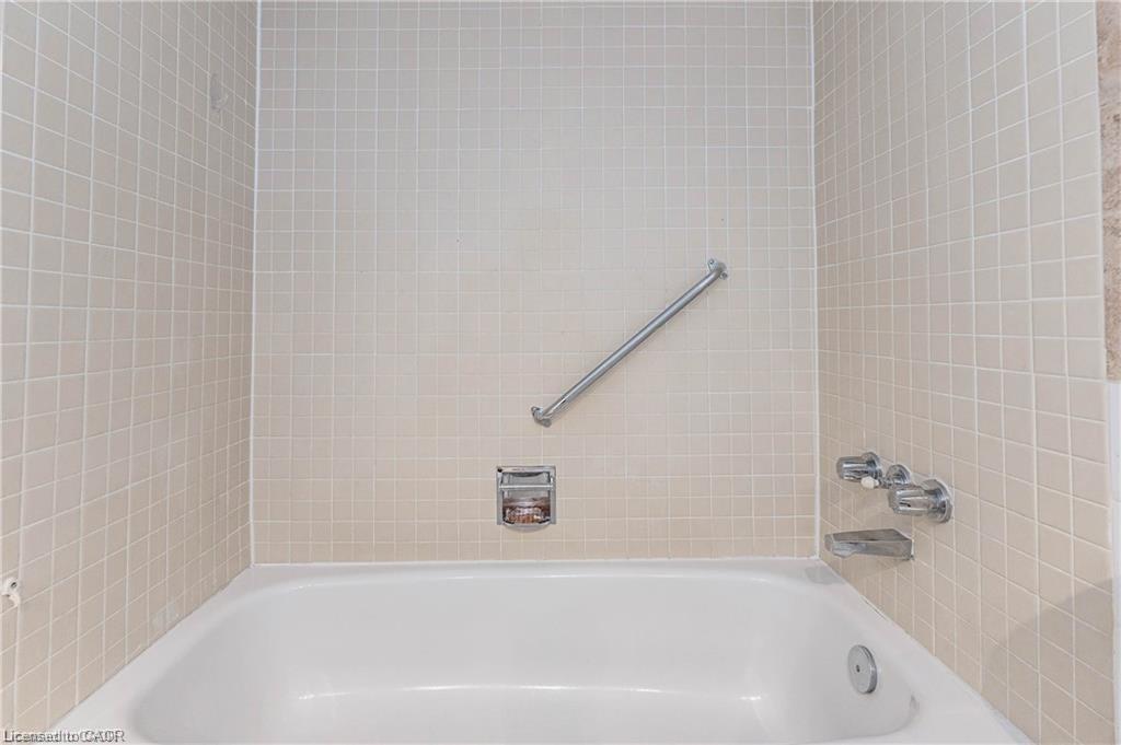 502-222 Jackson Street W, Hamilton, ON - Indoor Photo Showing Bathroom