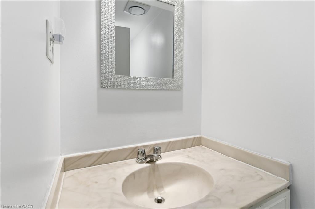 502-222 Jackson Street W, Hamilton, ON - Indoor Photo Showing Bathroom