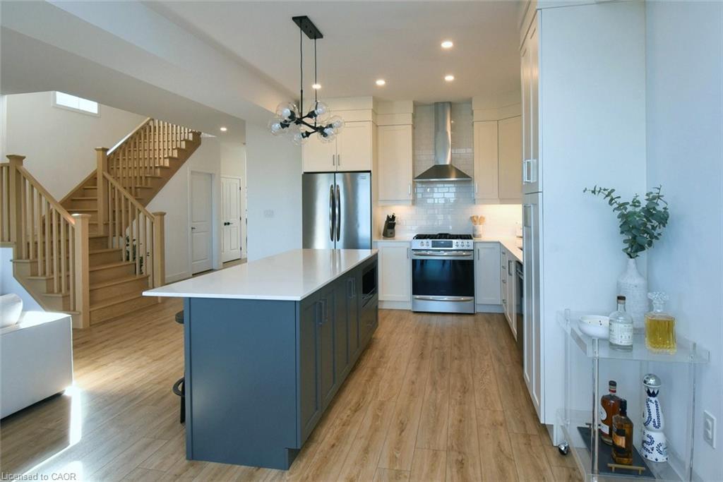 100 Bedrock Drive, Hamilton, ON - Indoor Photo Showing Kitchen With Upgraded Kitchen