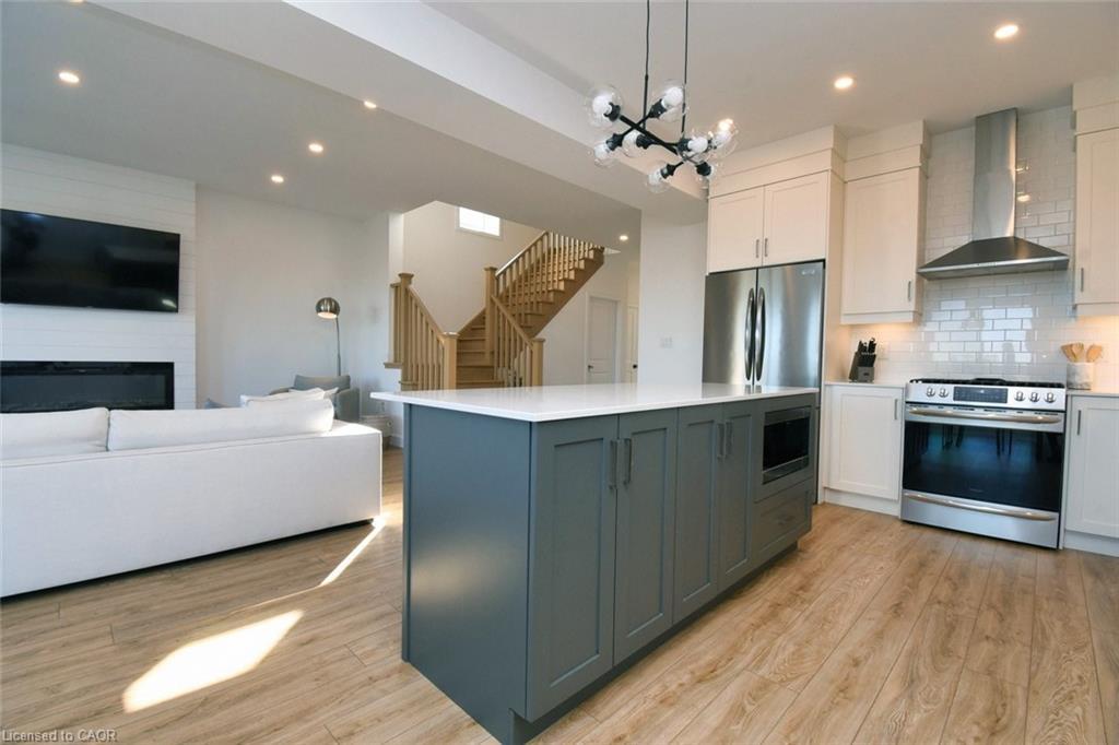 100 Bedrock Drive, Hamilton, ON - Indoor Photo Showing Kitchen With Upgraded Kitchen