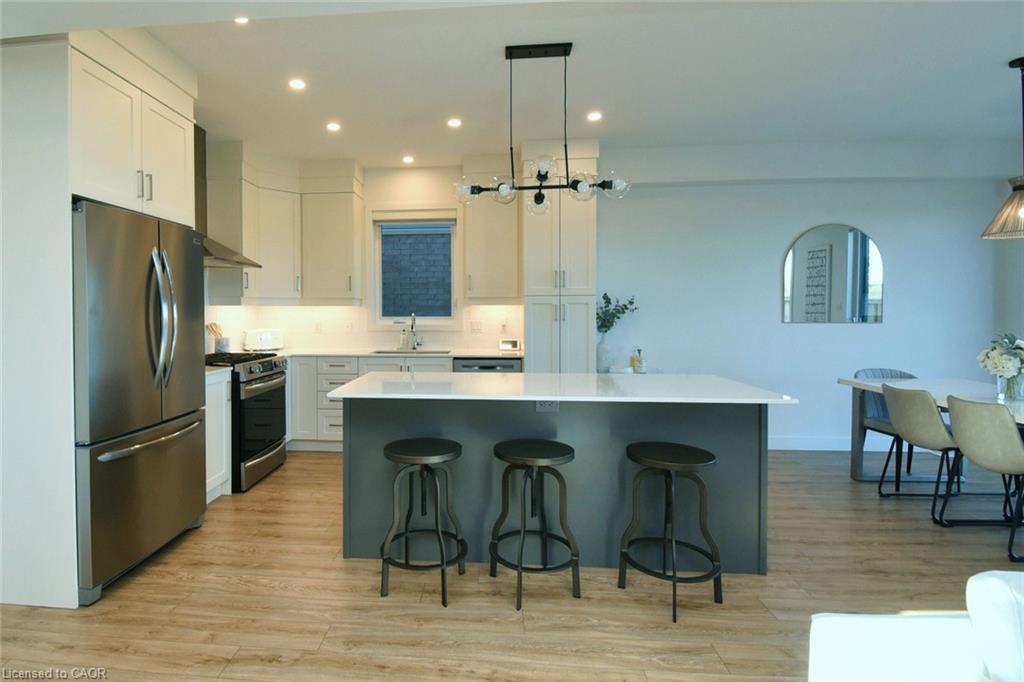 100 Bedrock Drive, Hamilton, ON - Indoor Photo Showing Kitchen With Upgraded Kitchen