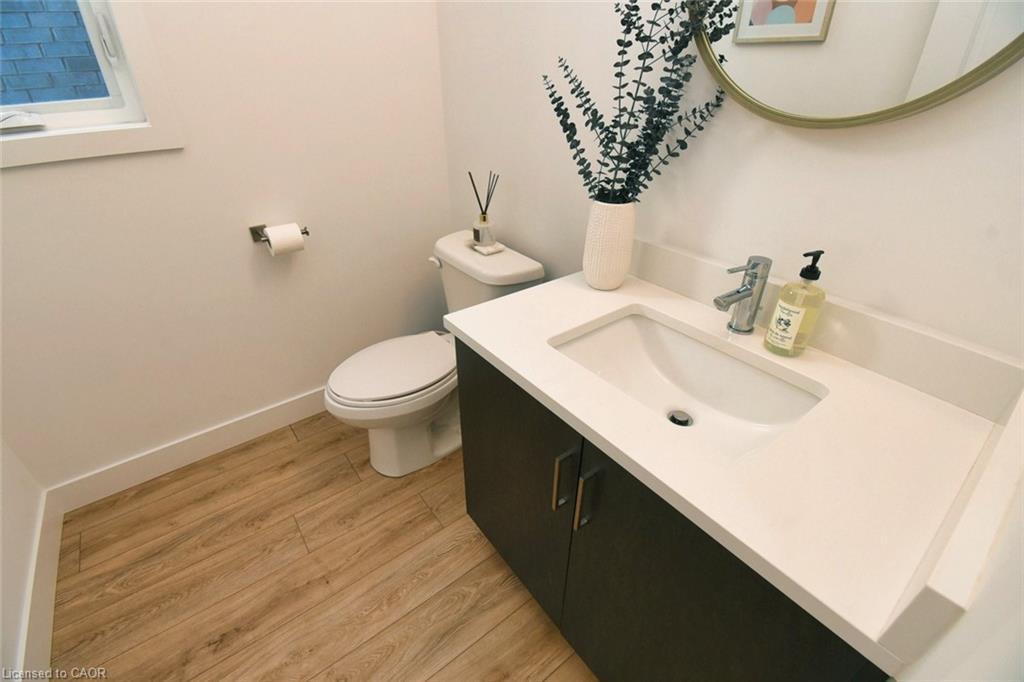 100 Bedrock Drive, Hamilton, ON - Indoor Photo Showing Bathroom