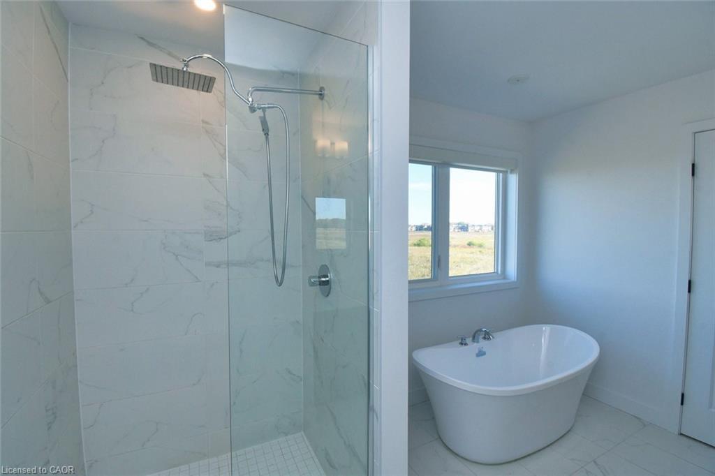100 Bedrock Drive, Hamilton, ON - Indoor Photo Showing Bathroom