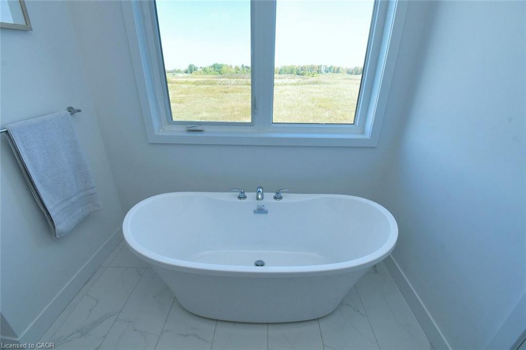 100 Bedrock Drive, Hamilton, ON - Indoor Photo Showing Bathroom
