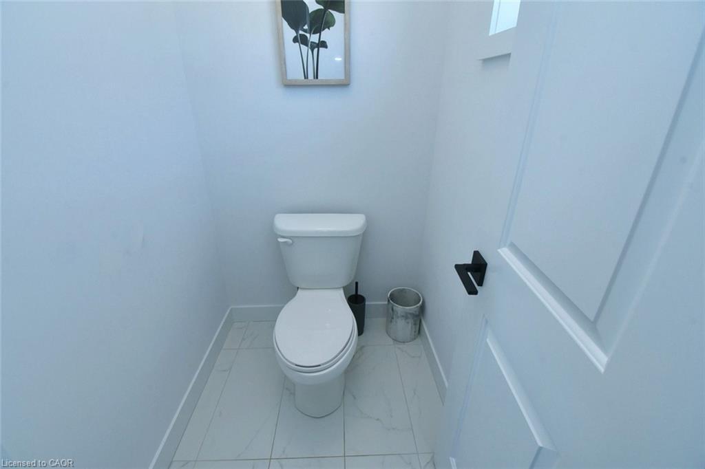 100 Bedrock Drive, Hamilton, ON - Indoor Photo Showing Bathroom