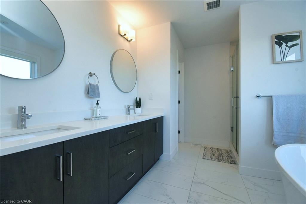 100 Bedrock Drive, Hamilton, ON - Indoor Photo Showing Bathroom