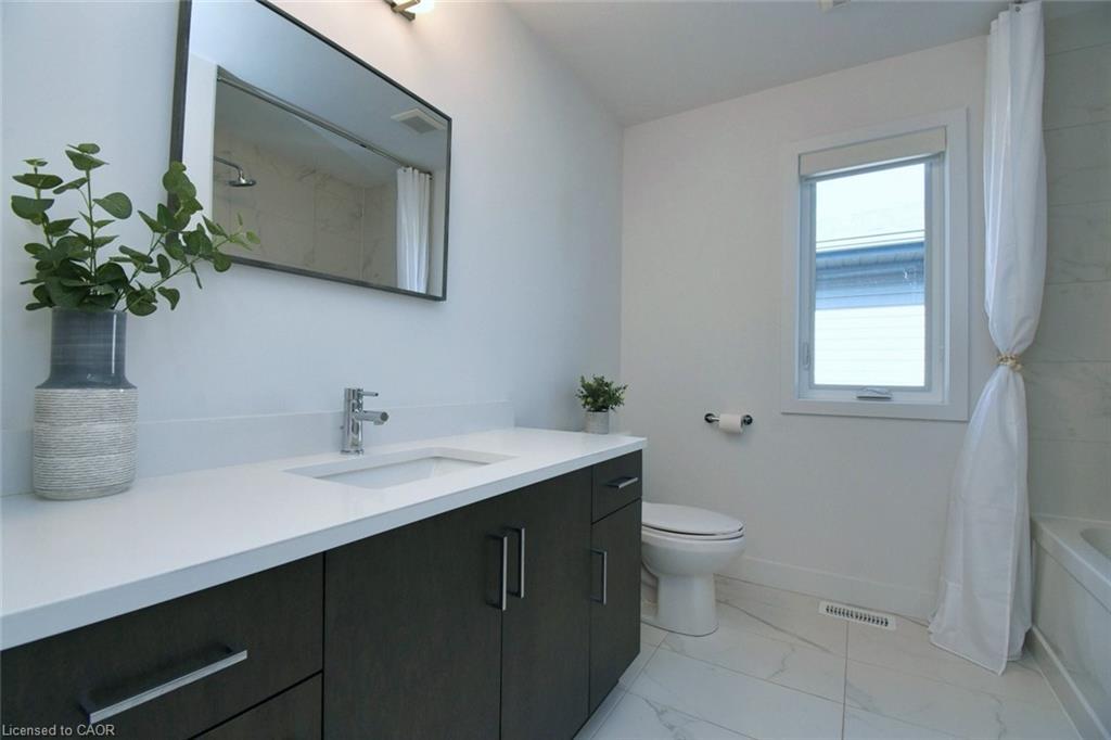 100 Bedrock Drive, Hamilton, ON - Indoor Photo Showing Bathroom