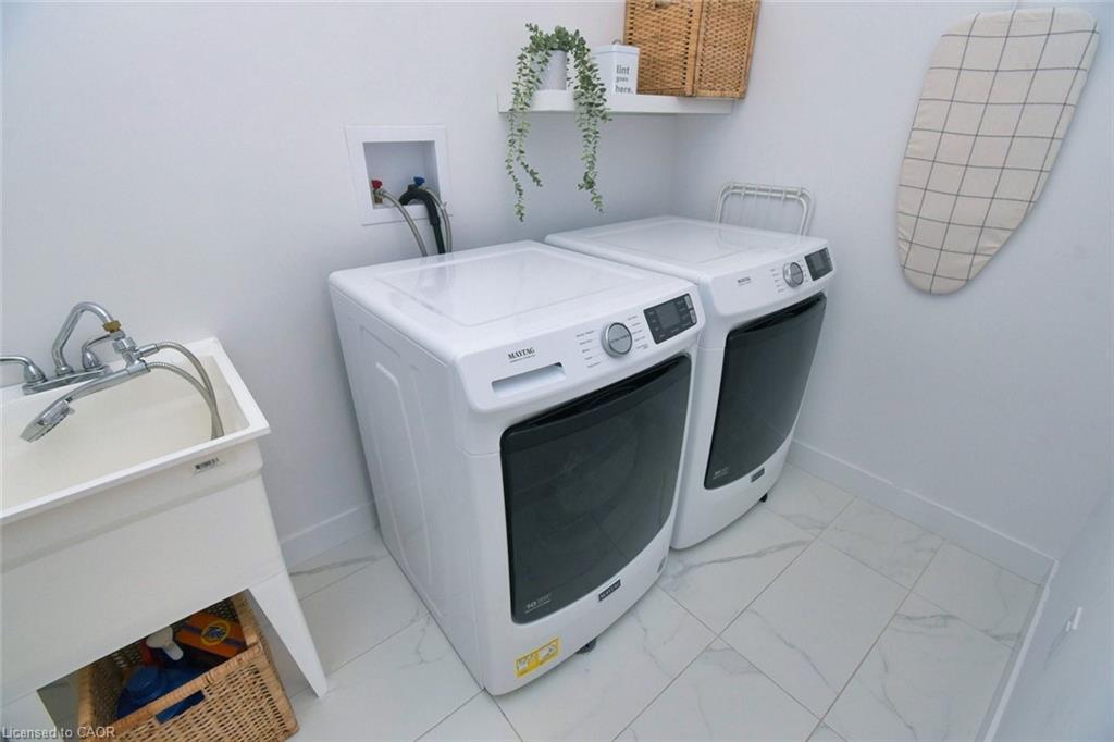 100 Bedrock Drive, Hamilton, ON - Indoor Photo Showing Laundry Room