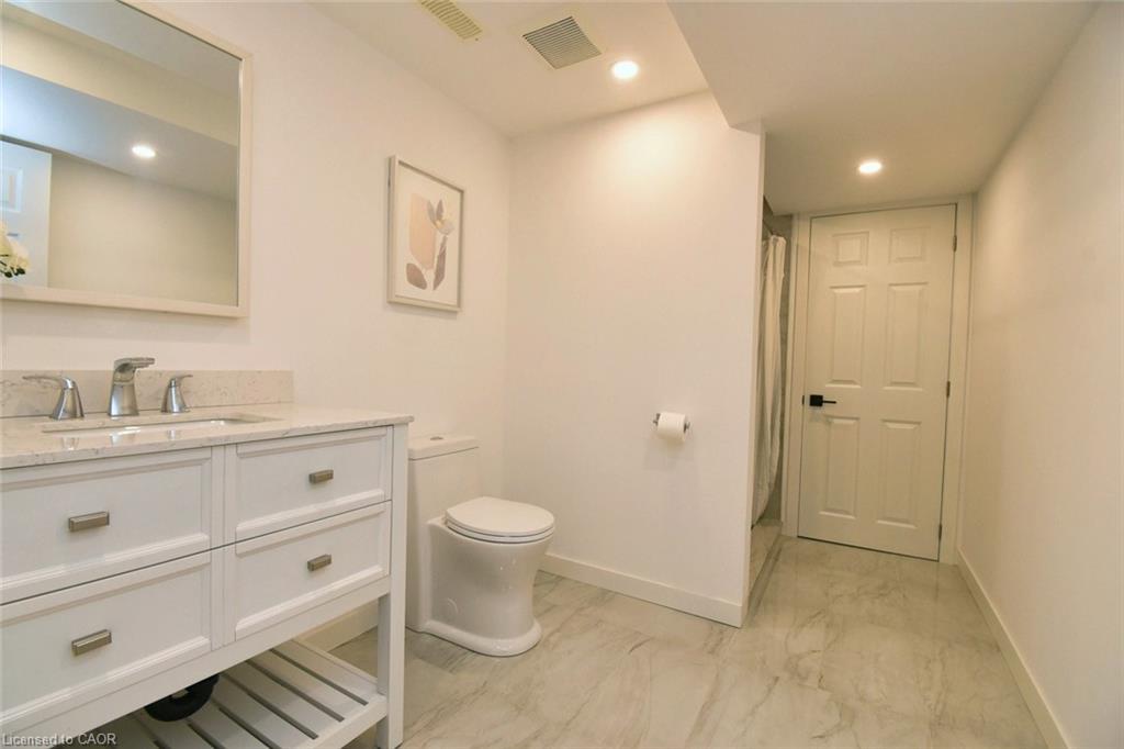 100 Bedrock Drive, Hamilton, ON - Indoor Photo Showing Bathroom