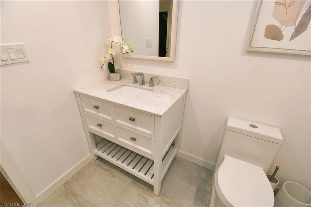 100 Bedrock Drive, Hamilton, ON - Indoor Photo Showing Bathroom