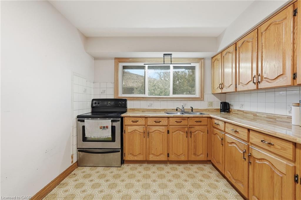 20 Nelligan Place, Hamilton, ON - Indoor Photo Showing Kitchen