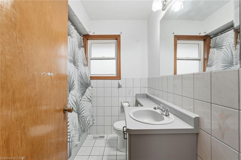 20 Nelligan Place, Hamilton, ON - Indoor Photo Showing Bathroom