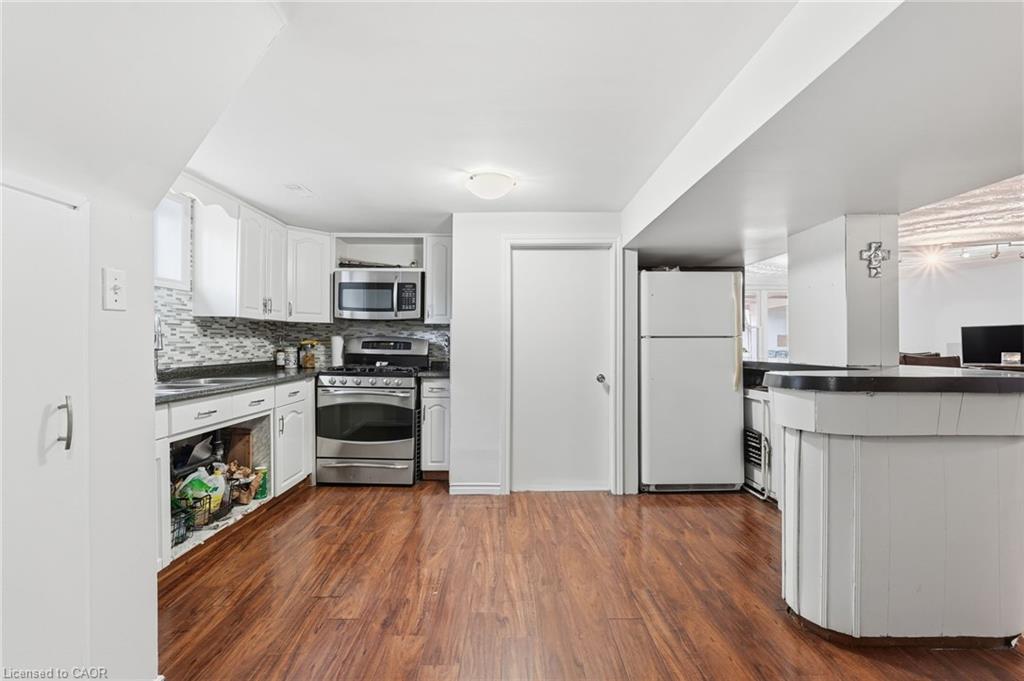 20 Nelligan Place, Hamilton, ON - Indoor Photo Showing Kitchen