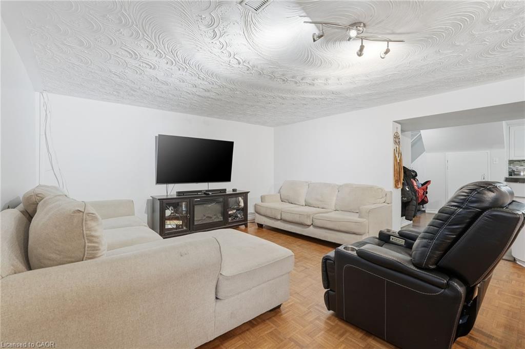 20 Nelligan Place, Hamilton, ON - Indoor Photo Showing Living Room