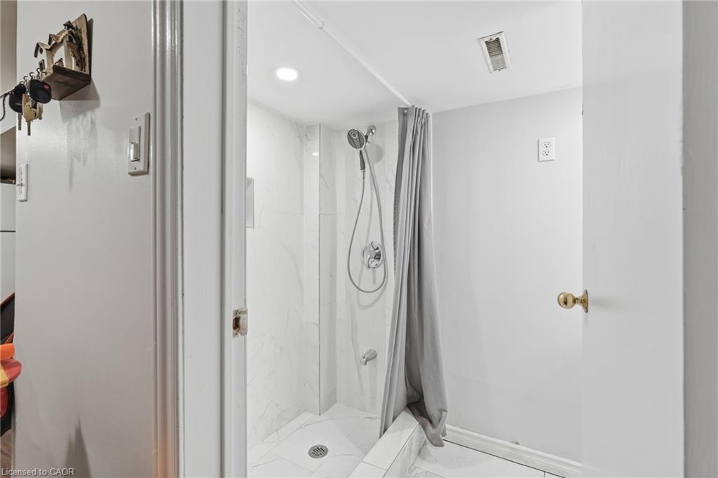 20 Nelligan Place, Hamilton, ON - Indoor Photo Showing Bathroom