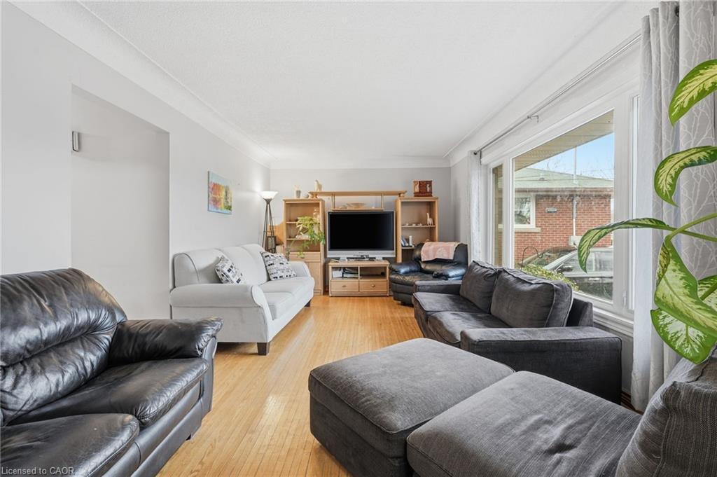 20 Nelligan Place, Hamilton, ON - Indoor Photo Showing Living Room