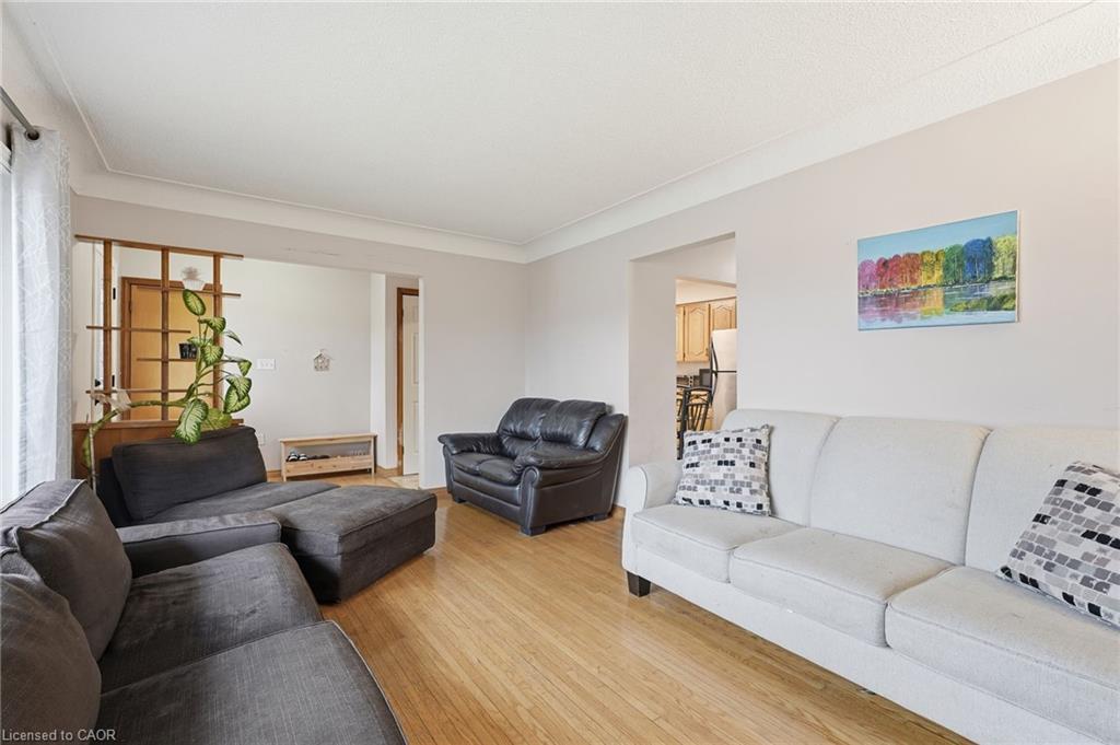 20 Nelligan Place, Hamilton, ON - Indoor Photo Showing Living Room