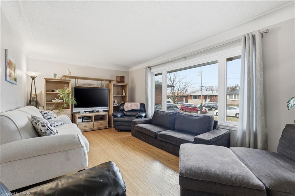 20 Nelligan Place, Hamilton, ON - Indoor Photo Showing Living Room