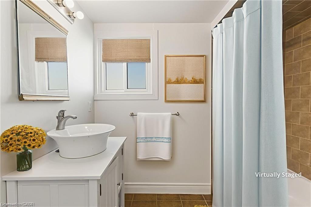 22 Worsley Road, Stoney Creek, ON - Indoor Photo Showing Bathroom