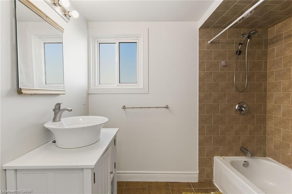 22 Worsley Road, Stoney Creek, ON - Indoor Photo Showing Bathroom