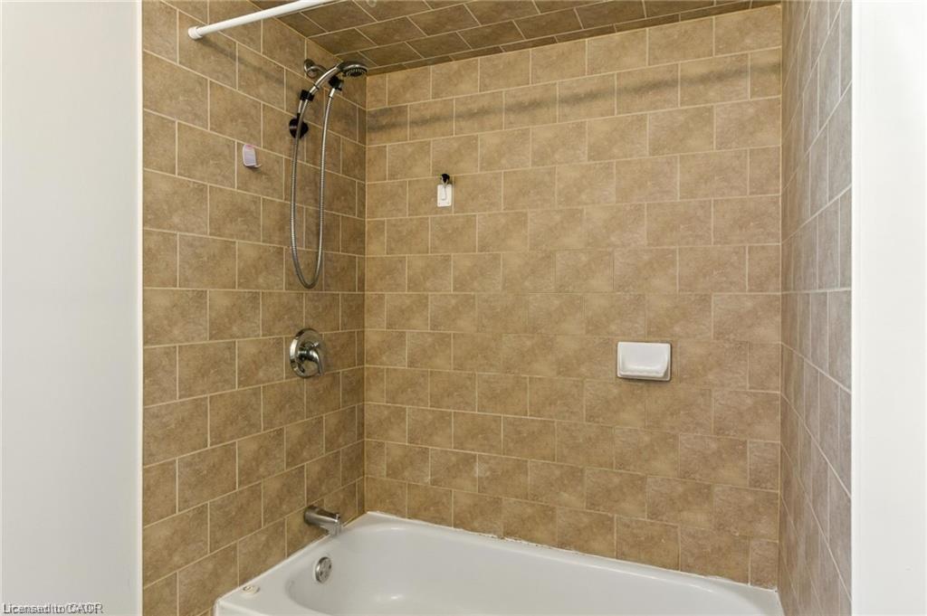 22 Worsley Road, Stoney Creek, ON - Indoor Photo Showing Bathroom