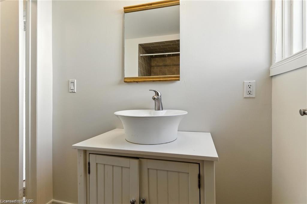 22 Worsley Road, Stoney Creek, ON - Indoor Photo Showing Bathroom